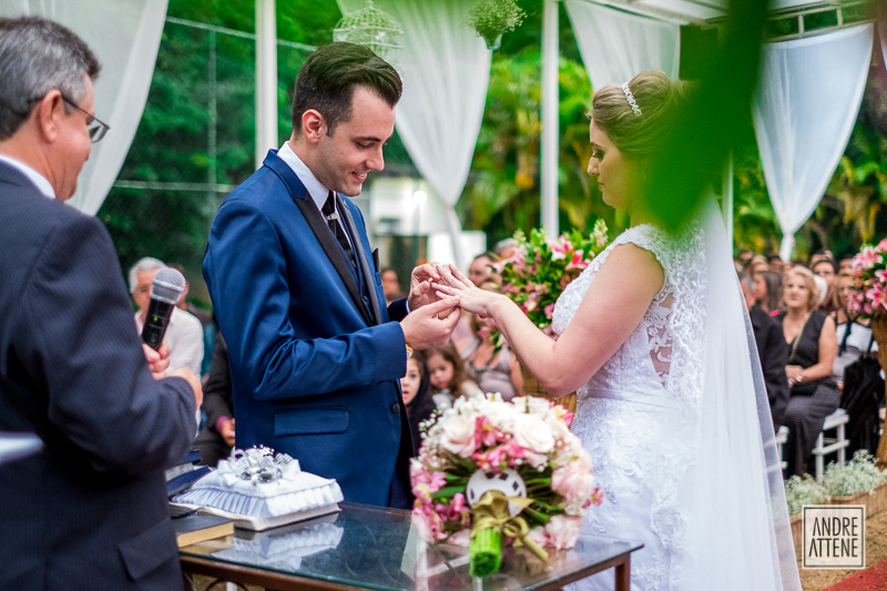 noiva recebe a aliança em sua cerimônia de casamento em São Paulo fotografia de Andre Attene