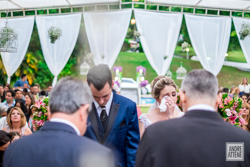 emoção e espontaneidade da noiva emocionada em seu casamento fotografada por Andre Attene