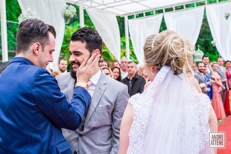 Noivo chorando cumprimenta seu irmão na cerimônia de casamento