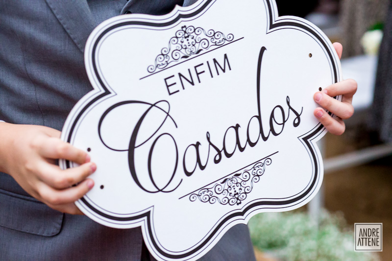 detalhe da placa com os dizeres enfim casados