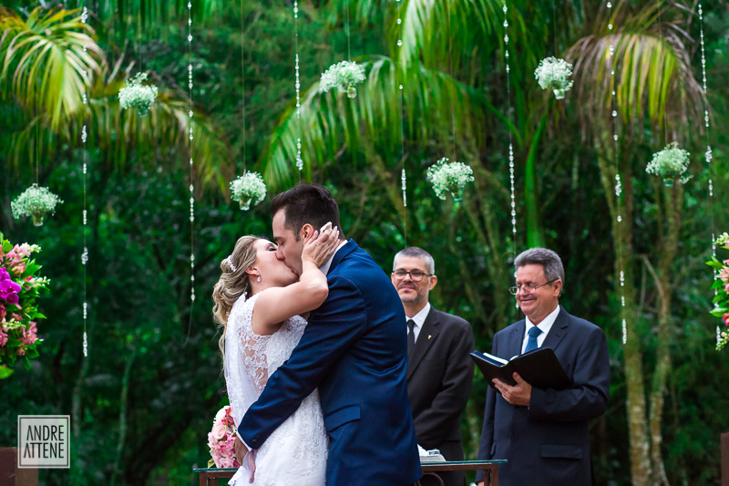 com muita emoção os noivos se beijam em momento romântico da cerimônia de casamento fotografia de Andre Attene