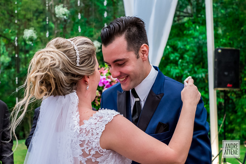 Noivos se olham apaixonados durante casamento em São Paulo fotografados por Andre Attene