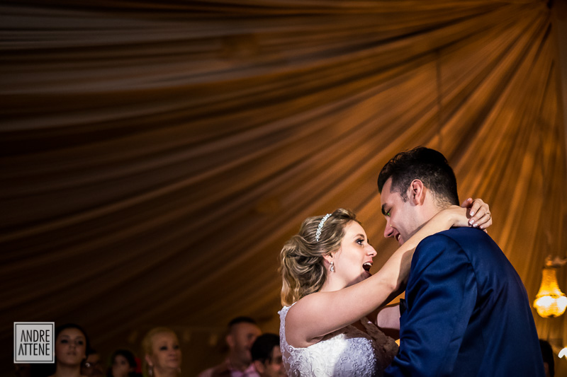 noivos dançando durante sua recepção