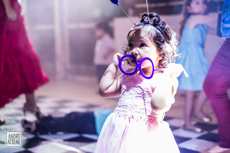 menina com olhar curioso durante a festa de casamento fotografada por Andre Attene