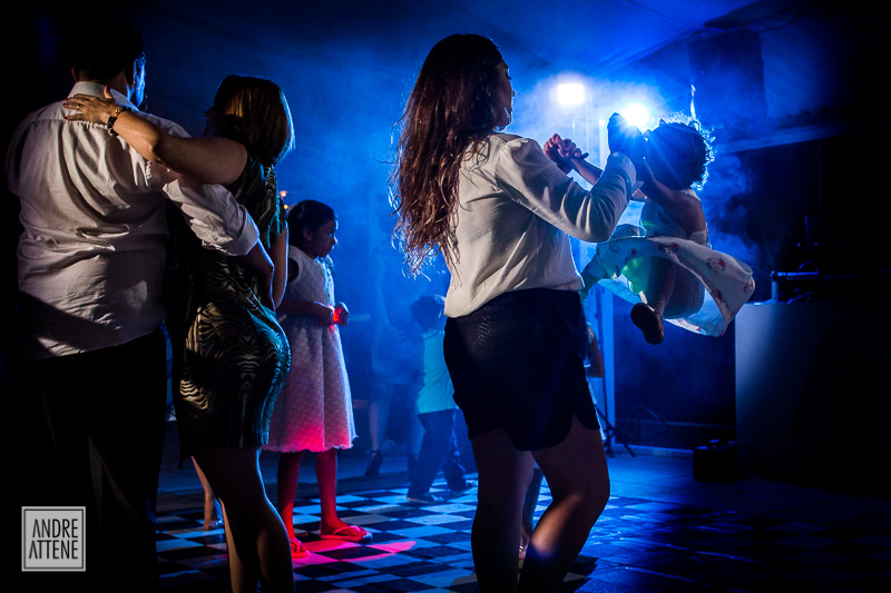 convidados dançam na festa de casamento de Marcela e Marcelo