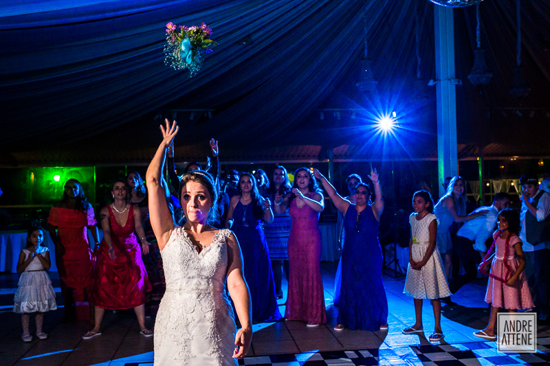 momento em que a noiva joga seu buque de noiva para as convidadas em sua festa de casamento