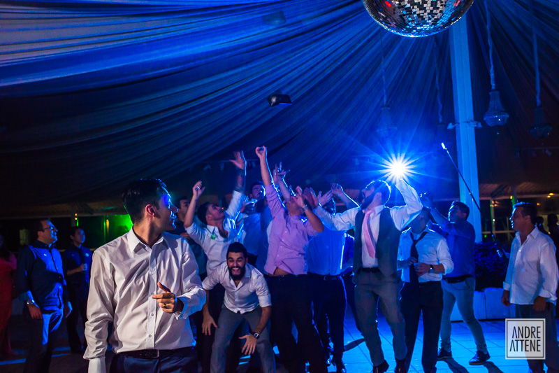 noivo joga garrafa de whisky em sua festa de casamento