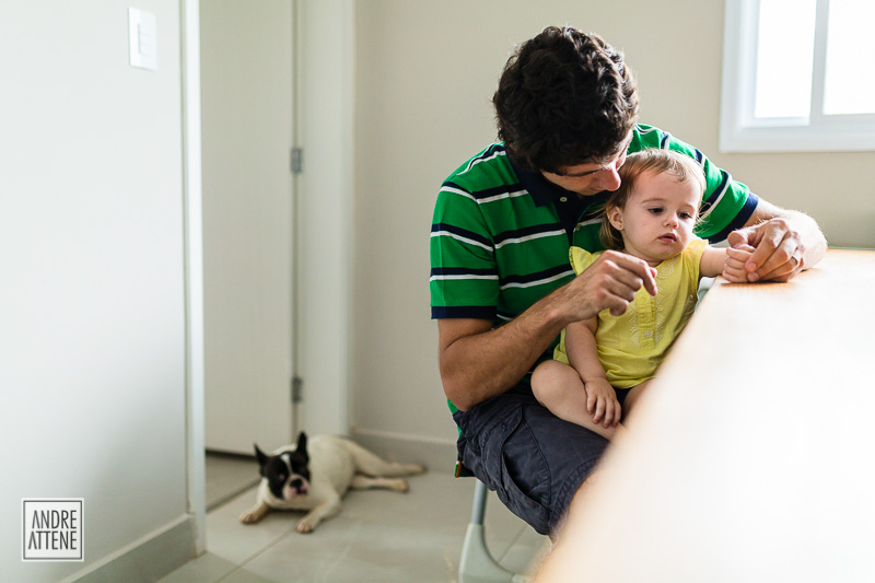 Pet olhando curioso para Samir e Julia