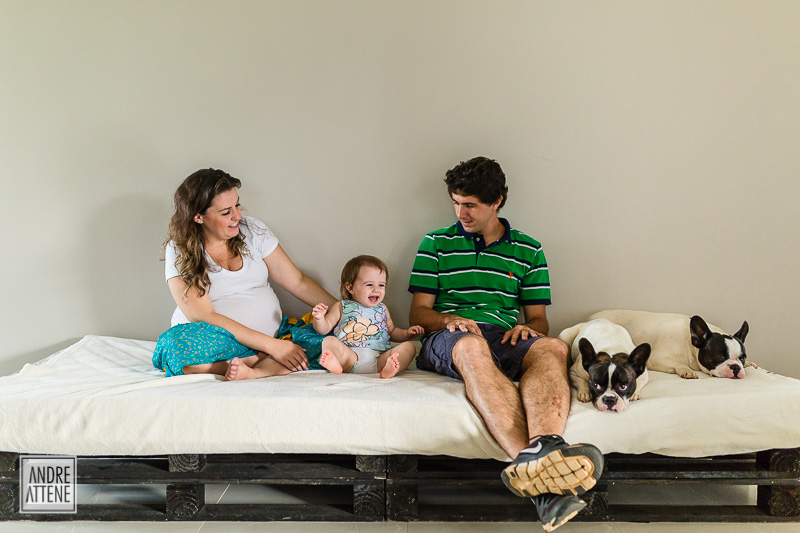 Familia reunida no sofá fotografia de Andre Attene