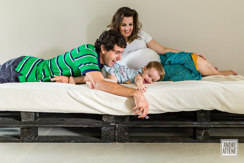 Papai tira a chupeta da filha para brincar com ela