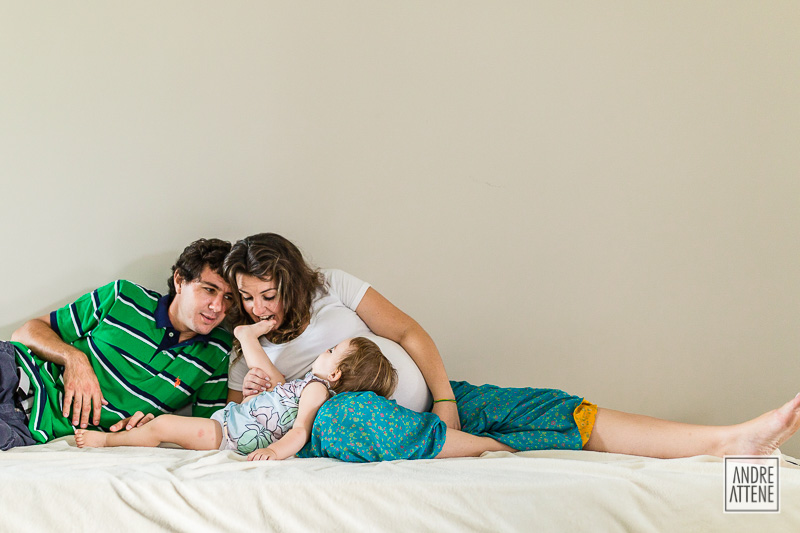 mamãe mordendo o pezinho da filha carinhosamente