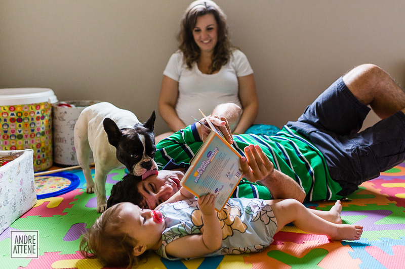 papai contando histórias para a filha