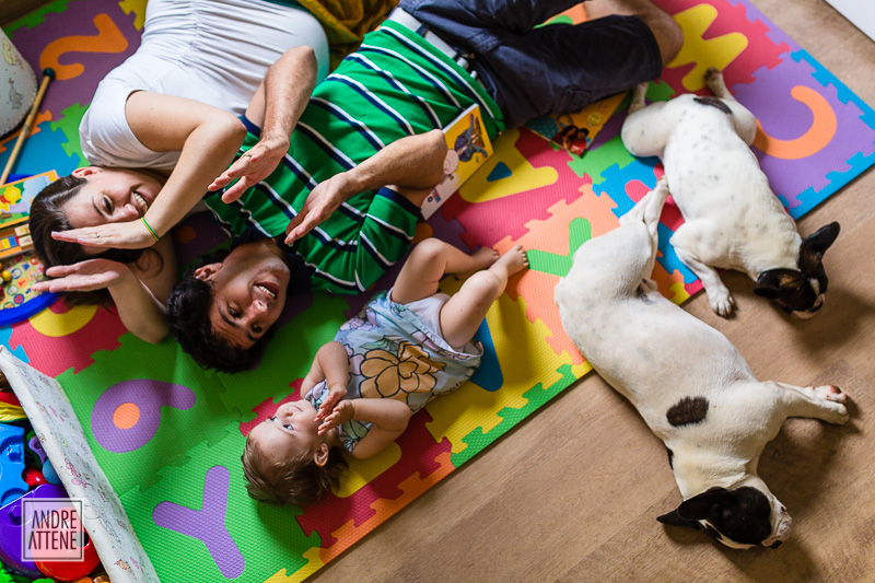 familia brinca no final da história