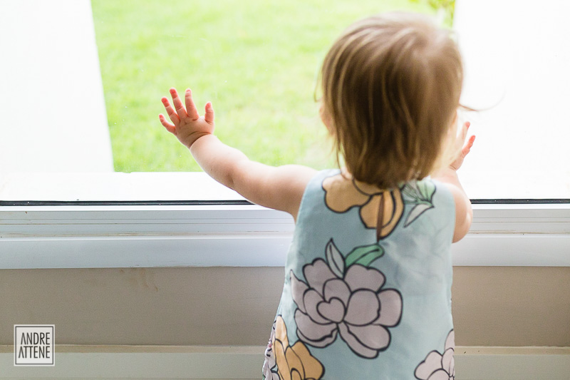 menina olha pela janela querendo brincar lá fora