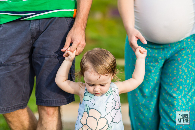 familia passeando de mãos dadas