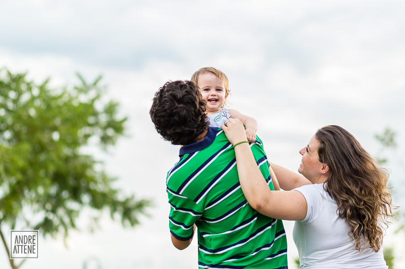 família voltando de um passeio na rua