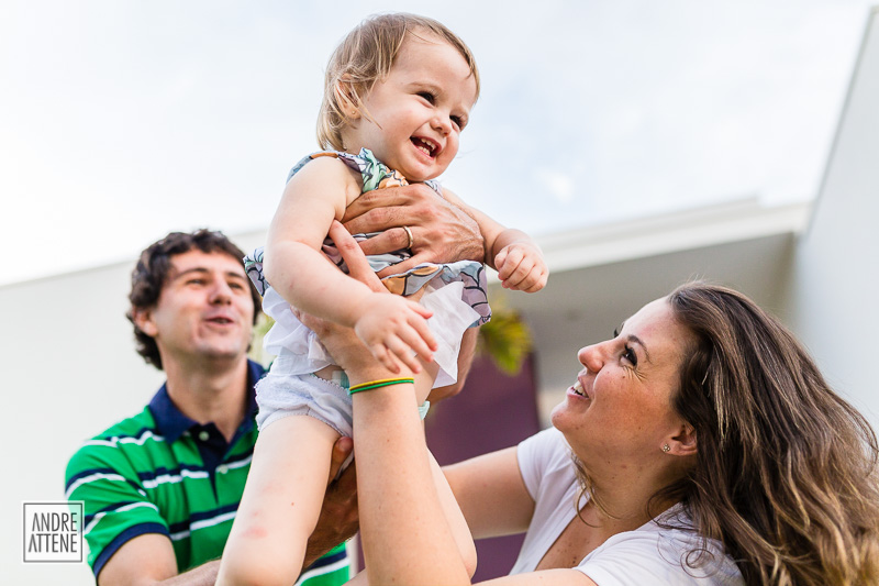criança se diverte em ensaio fotográfico de família