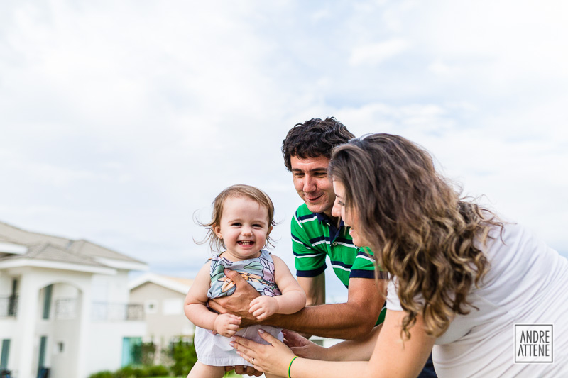 fotografia de família se divertindo em sua casa