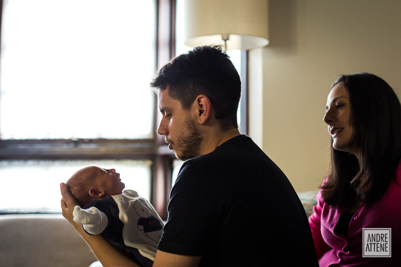 pai segura cuidadosamente seu filho em fotografia de Andre Attene, de São Paulo