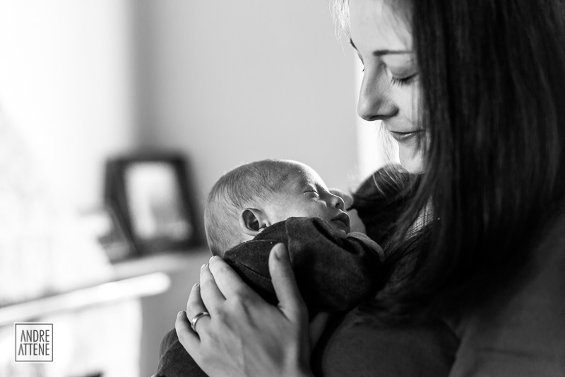 mamãe segura carinhosamente seu bebê em fotografia de Andre Attene