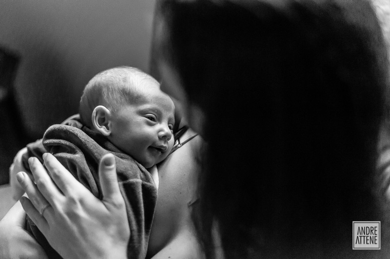 bebê sente a conforto do colo da mamãe em ensaio de família de Andre Attene