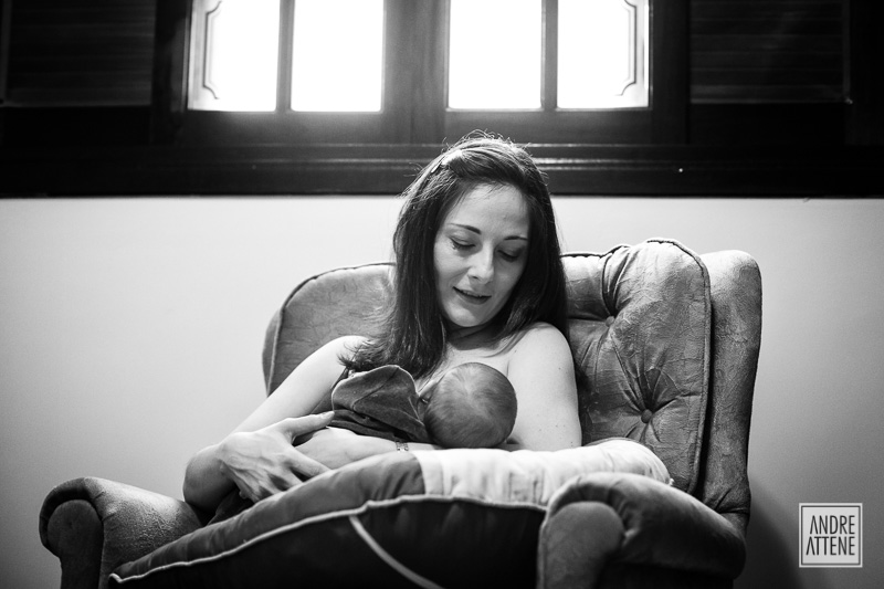 mamãe alimenta seu filho com leite e amor em fotografia de Andre Attene