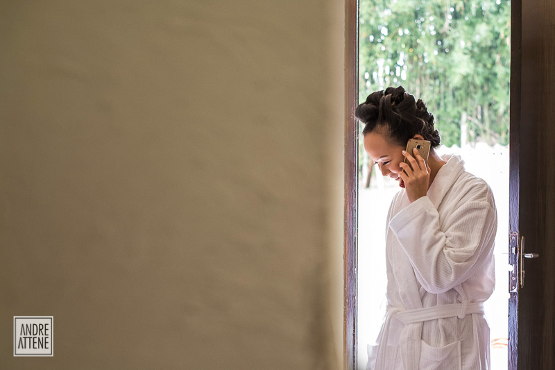 noiva tranquila falando ao telefone em seu making of