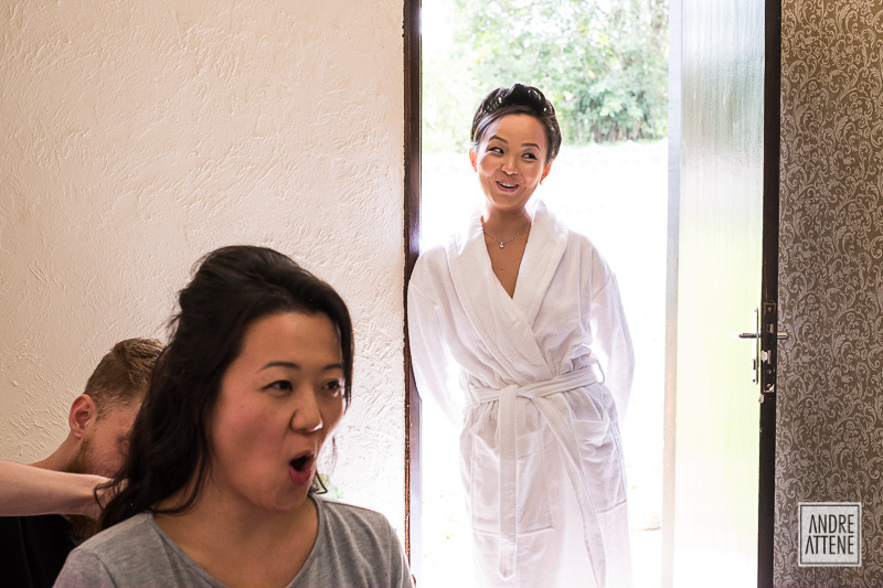 noiva e madrinha brincam durante making of