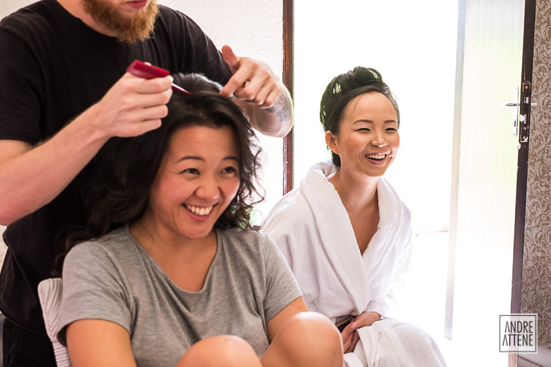 madrinha se diverte junto com a noiva antes do casamento