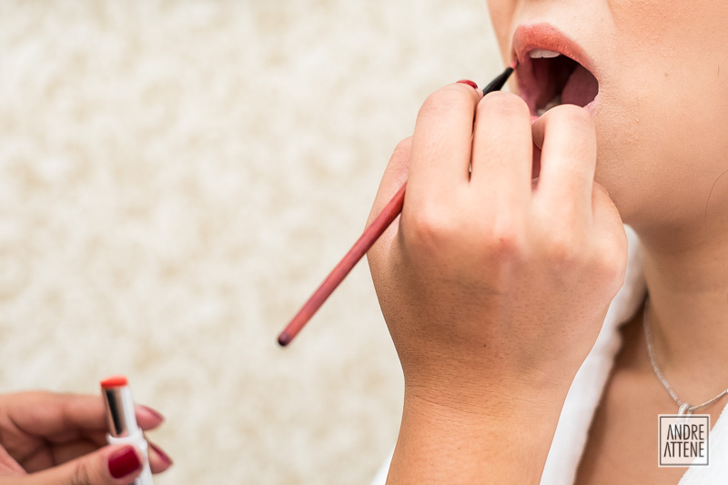 detalhe da maquiagem da noiva durante making of em fotografia de Andre Attene