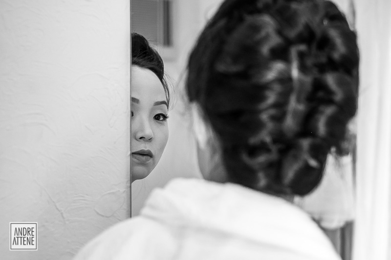noiva se olha no espelho durante o making of em fotografia de Andre Attene, fotógrafo de casamentos em São Paulo