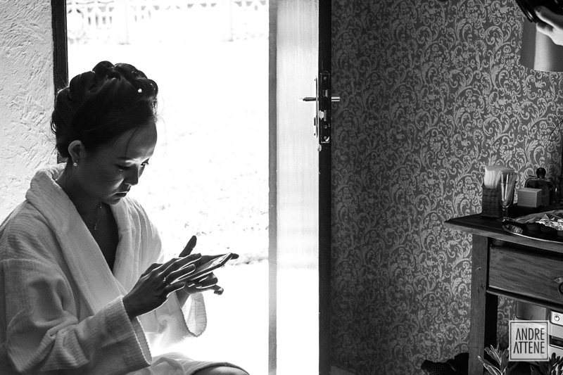 noiva Janete conferindo suas mensagens antes de desligar o celular