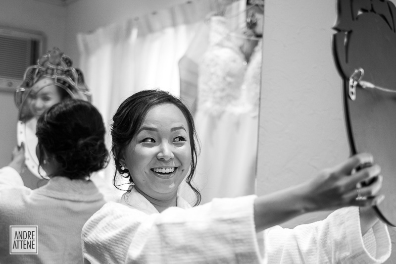 Janete confere o visual no espelho durante o making of pelo fotógrafo de casamentos Andre Attene