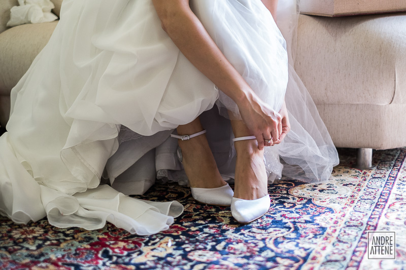 detalhe de Janete colocando seu sapato