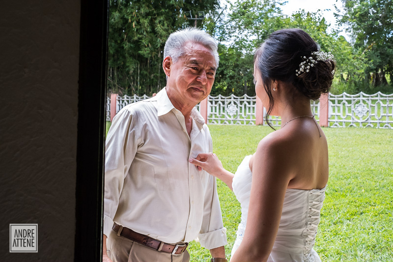 o pai da noiva vem busca-la para a levar à cerimônia de casamento