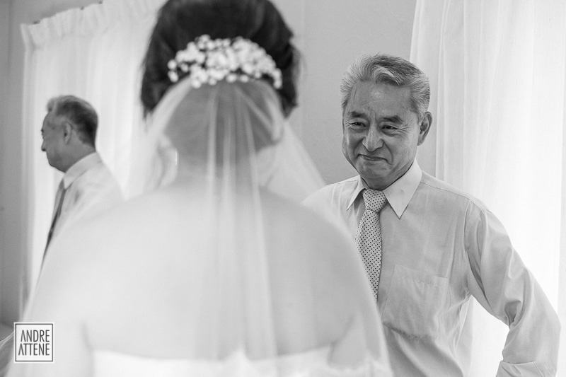pai da noiva olha orgulhoso para sua filha momentos antes de a levar para a cerimônia de casamento