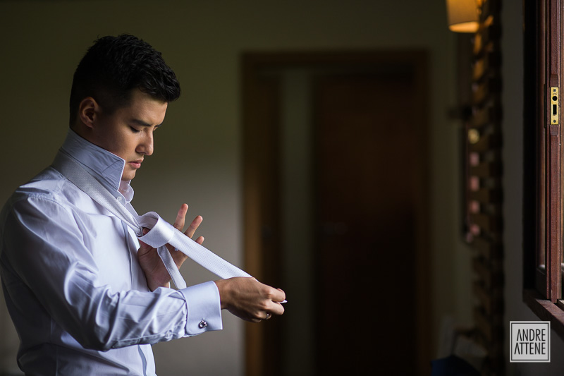 o noivo, Douglas, se prepara para o casamento dando o nó na própria gravata