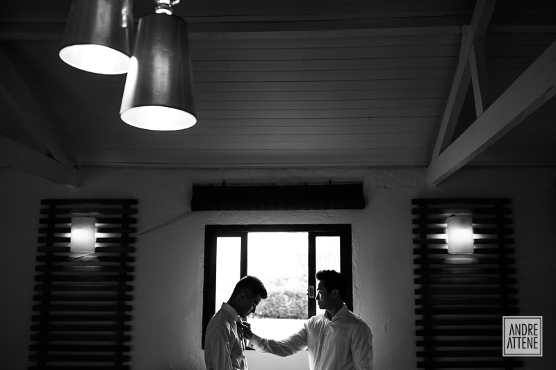 o padrinho ajuda o noivo a se arrumar durante making of fotografado por Andre Attene, fotógrafo de casamentos em São Paulo