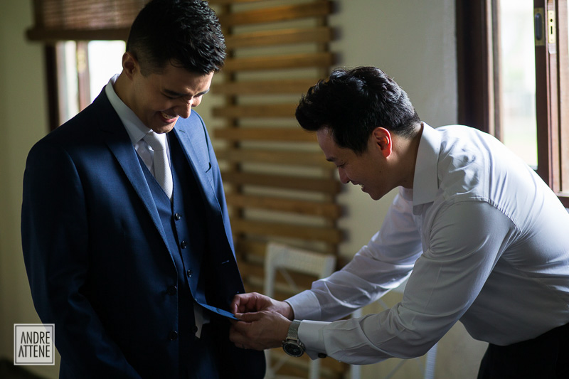 padrinho de Douglas dá os últimos ajustes em seu amigo antes da cerimônia se iniciar