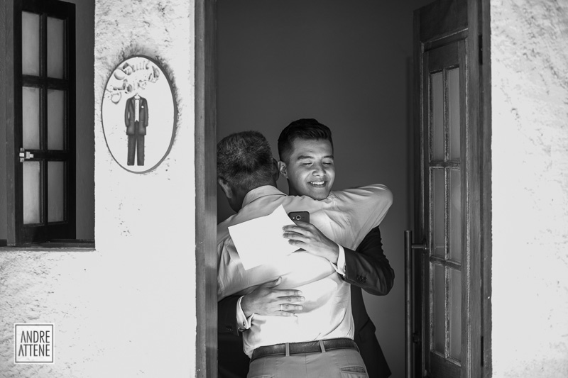 o pai da noiva vai até o noivo para o cumprimentar com muita emoção em fotografia de Andre Attene