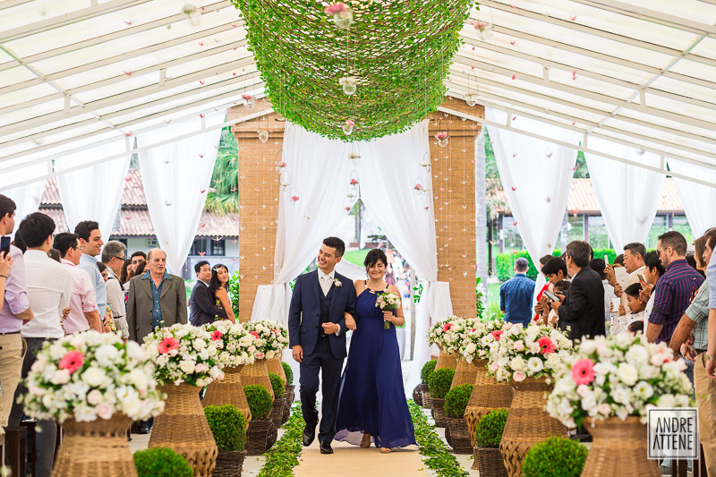 o noivo entra na cerimônia acompanhado por sua mãe em fotografia de Andre Attene, de são Paulo
