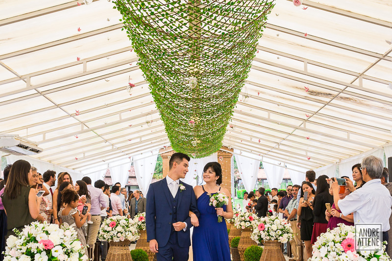 noivo olha para sua mãe nos últimos minutos em que ainda é solteiro. Fotografia de Andre Attene, fotógrafo de casamentos de São Paulo
