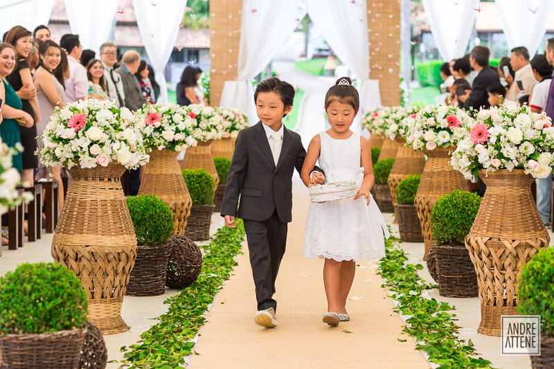 floristas caminham com calma e alegria