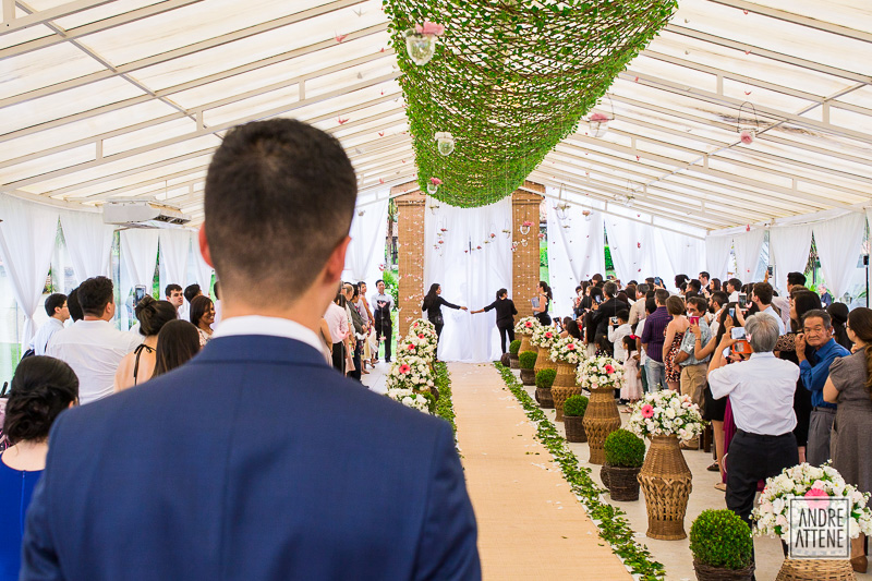 noivo ansioso aguarda a entrada de sua amada na cerimônia de casamento