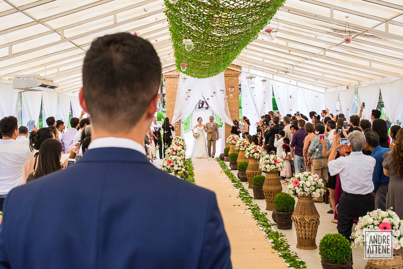 noivo esperando sua noiva chegar com o pai