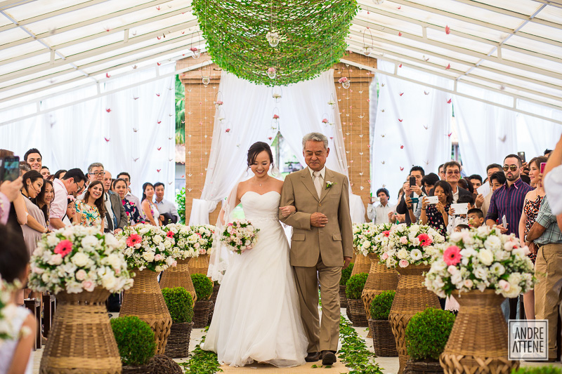 noiva caminhando com seu pai na sua cerimônia de casamento com muita emoção registrada pelo fotógrafo de casamentos Andre Attene de São Paulo