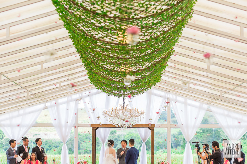 fotografia de Andre Attene mostra o altar com os noivos em cerimionia de casamento em São Paulo