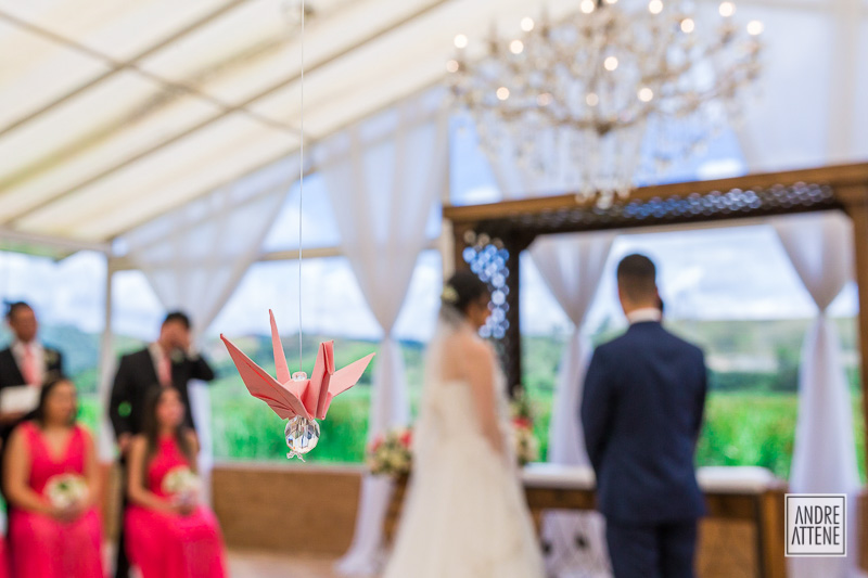 detalhe do tsuru feito pela noiva decorando sua cerimônia de casamento