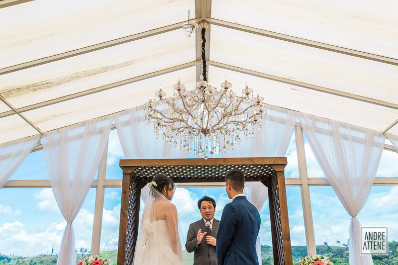 pastor rogando a benção de Deus durante a cerimônia de casamento de Janete e Douglas