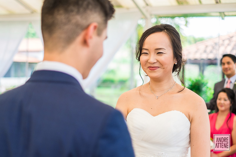 Janete não consegue segurar o sorriso ao olhar para Douglas durante a cerimônia de casamento em São Paulo